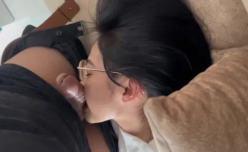 Bé sinh viên kính cận mút phê quá em vứt cả kính sang bên